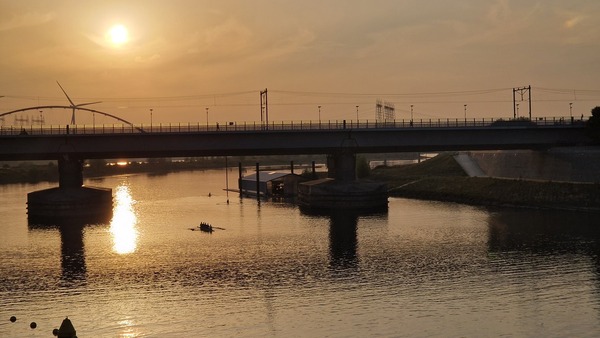 20250815-roeiers-bij-zonsondergang-spiegelwaal